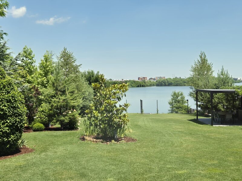 Sector 1, Bucuresti, Smart Home nZEB spectaculoasa cu deschidere lac, teren 2000 mp